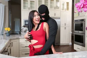 Qua nhà khiếu nại gã nhà bên kinh tởm, cô gái bị giam cầm cưỡng bức