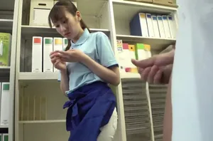 Lén lút bú buồi anh rể khi chị gái làm việc