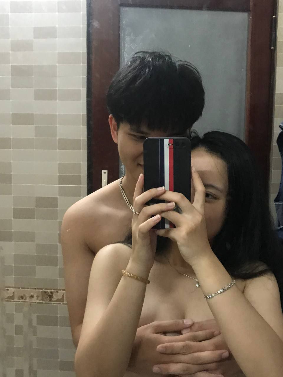 Em nhân viên bênh viện tận tình chăm sóc bệnh nhân có công việc phụ ở “onlyfans”