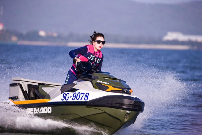 Em gái tóc hồng bú cặc rồi cho bạn trai địt đủ kiểu